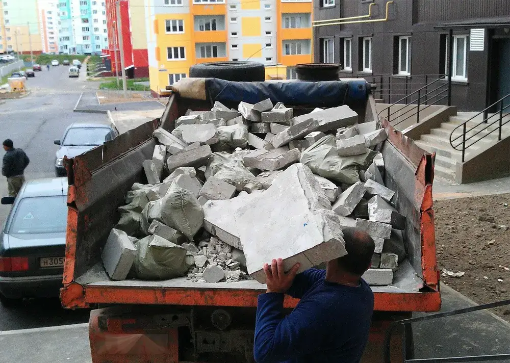 4 سيارة تابعة لشركة دريل ماكس تقوم بتشوين مخلفات هدم من موقع عمل.